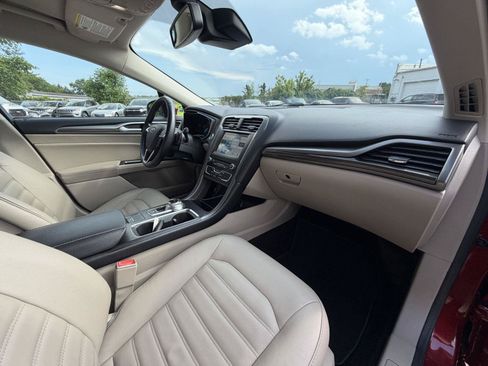 Used 2017 Ford Fusion SE w/ Fusion SE Technology Package FWD image 28