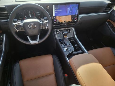 Used 2025 Lexus GX 550 w/ Accessory Package (2T) image 16