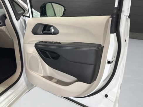 Used 2024 Chrysler Pacifica Touring-L image 31