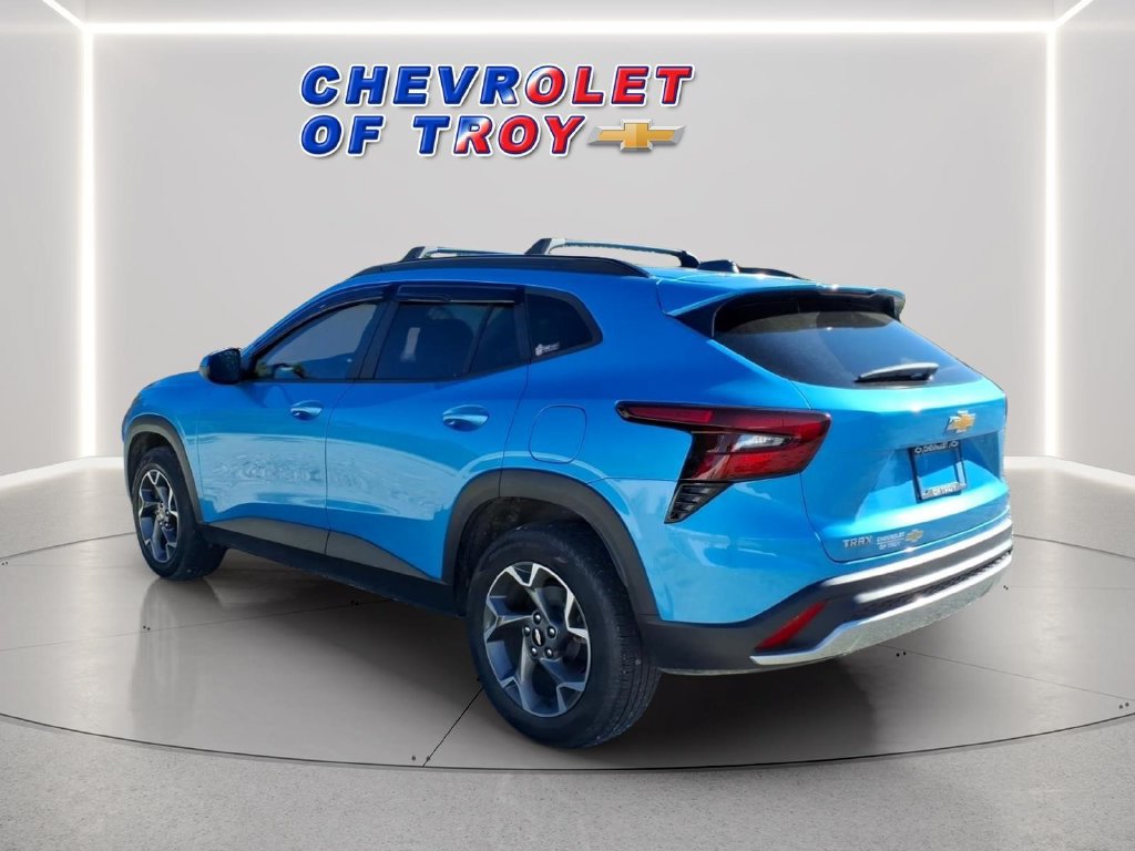 Used 2025 Chevrolet Trax LT w/ LT Convenience Package FWD image 5