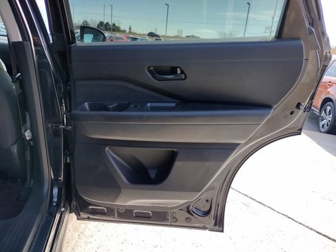 Used 2023 Nissan Pathfinder SV image 19