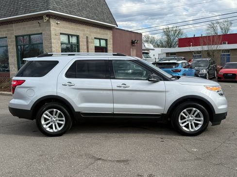 Used 2014 Ford Explorer XLT w/ Equipment Group 202A image 4