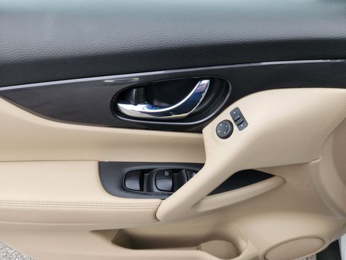 Used 2020 Nissan Rogue SV image 16