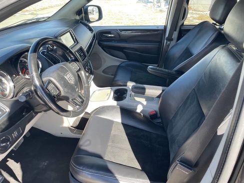 Used 2018 Dodge Grand Caravan SXT image 13