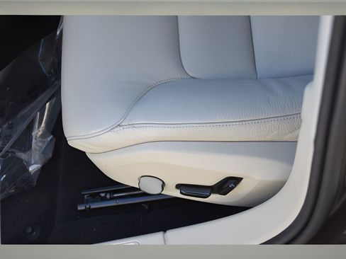 Used 2025 Volvo S60 B5 Plus image 31