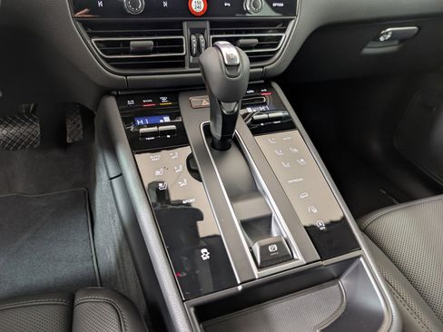Used 2026 Porsche Macan AWD/4WD image 23