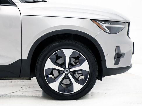 Used 2025 Volvo XC40 B5 Plus image 4