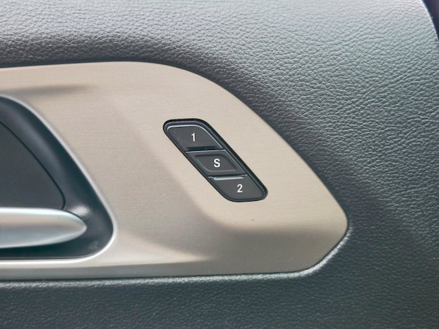 Used 2021 Chrysler Pacifica Limited w/ Uconnect Theater Family Group FWD image 29