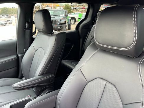 New 2026 Chrysler Pacifica Select image 16
