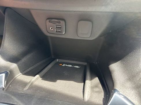 Used 2023 Chevrolet Traverse RS FWD image 29