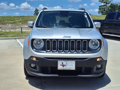 Used 2018 Jeep Renegade Latitude FWD image 4
