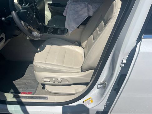 Used 2021 GMC Acadia Denali w/ Denali Technology Package FWD image 10