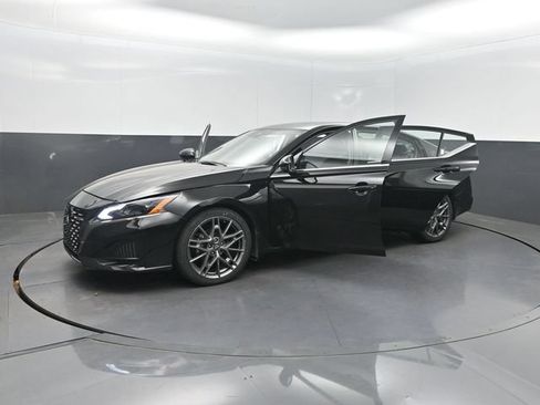 Used 2023 Nissan Altima 2.0 SR FWD image 40