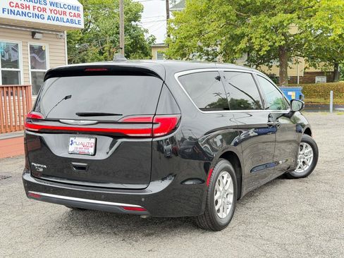 Used 2023 Chrysler Pacifica Touring-L FWD image 96