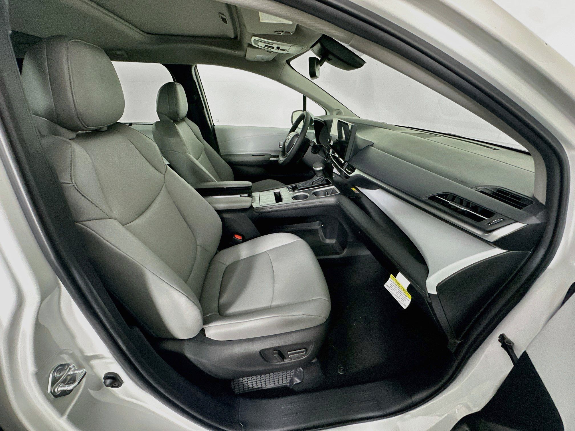 Used 2026 Toyota Sienna XLE FWD image 35