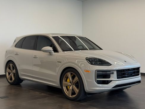 Used 2025 Porsche Cayenne Turbo AWD/4WD image 3