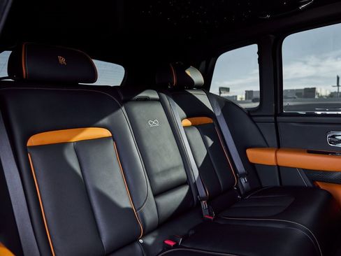 Used 2022 Rolls-Royce Cullinan Black Badge w/ Dark Exterior Package image 5