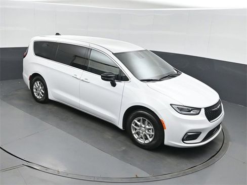 New 2026 Chrysler Pacifica Select image 29