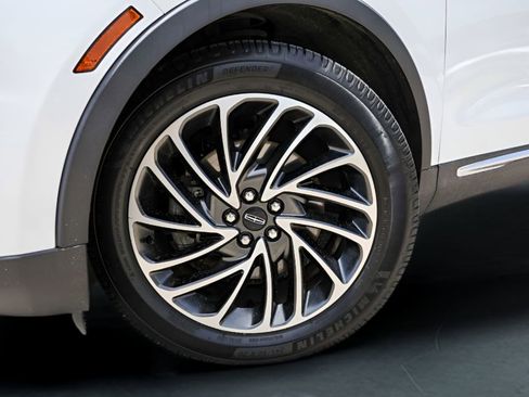 Used 2020 Lincoln Nautilus Reserve FWD image 3