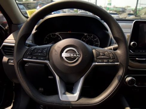 Used 2025 Nissan Altima 2.5 SV FWD image 14