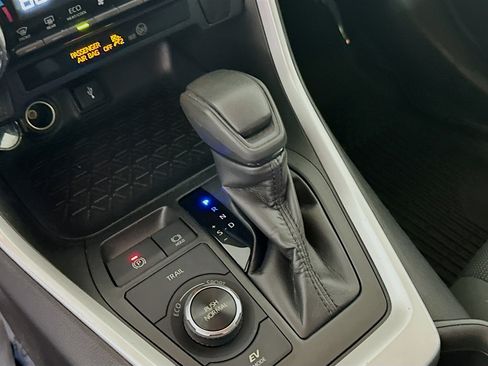 Used 2020 Toyota RAV4 LE w/ Carpet Mat Package AWD/4WD image 20