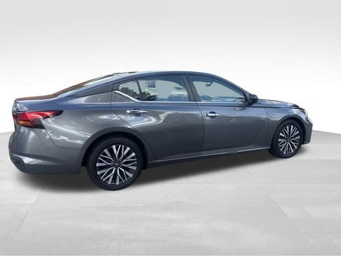 Used 2024 Nissan Altima 2.5 SV FWD image 8
