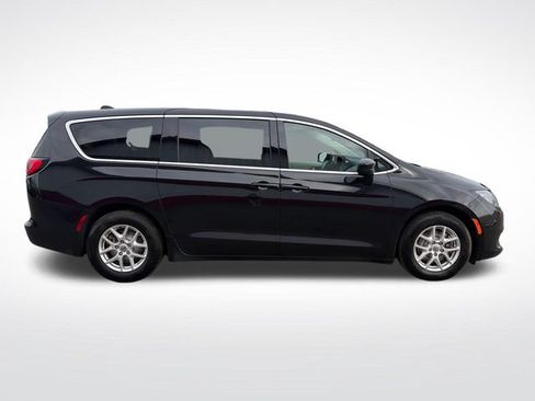 Used 2023 Chrysler Voyager LX FWD image 9