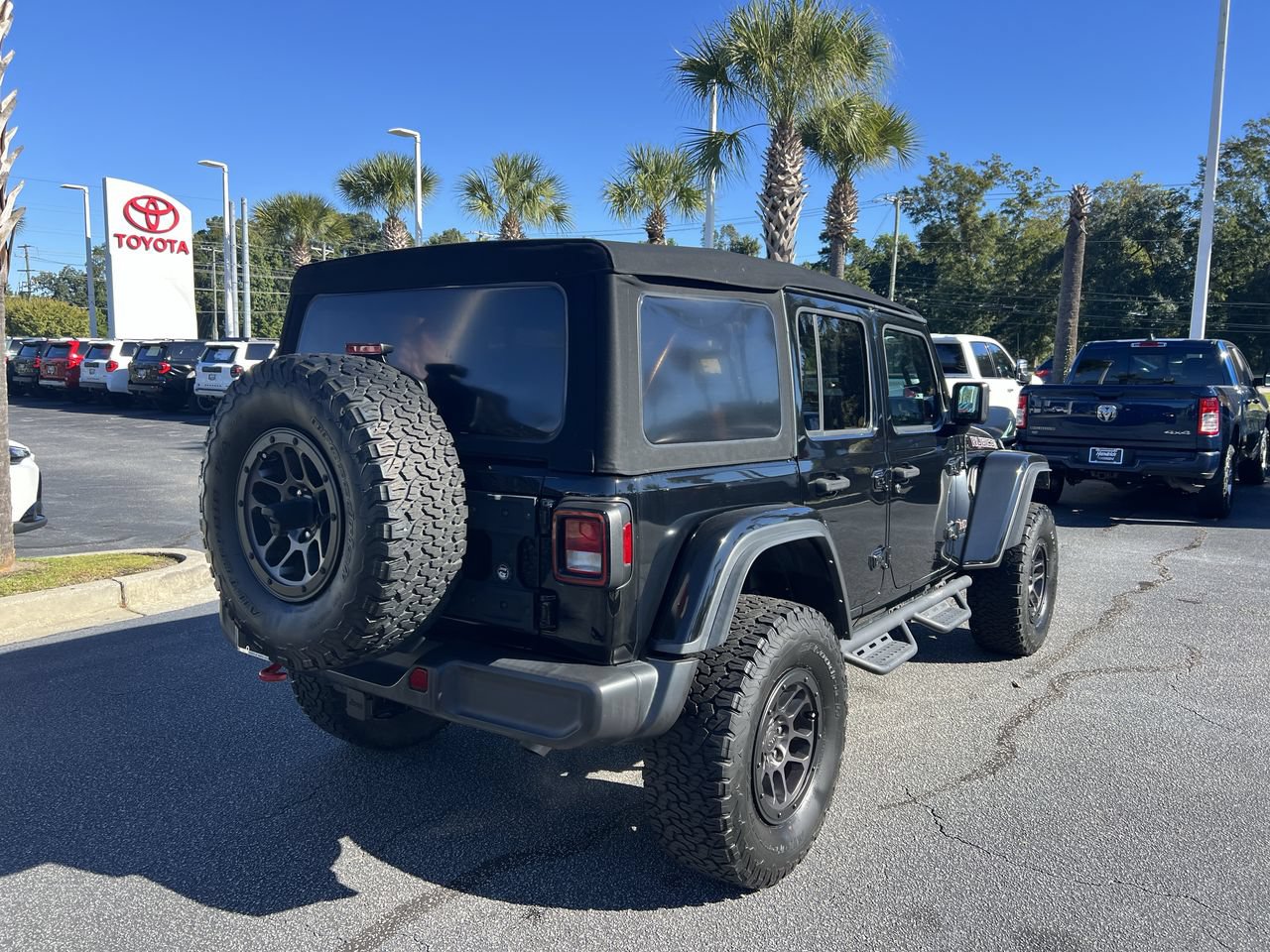 Used 2023 Jeep Wrangler Unlimited Rubicon w/ Xtreme 35 Tire Package AWD/4WD image 10