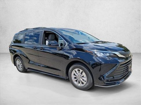 Used 2026 Toyota Sienna LE FWD image 3