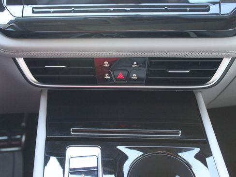 Used 2025 Volkswagen Atlas SEL Premium R-Line image 30