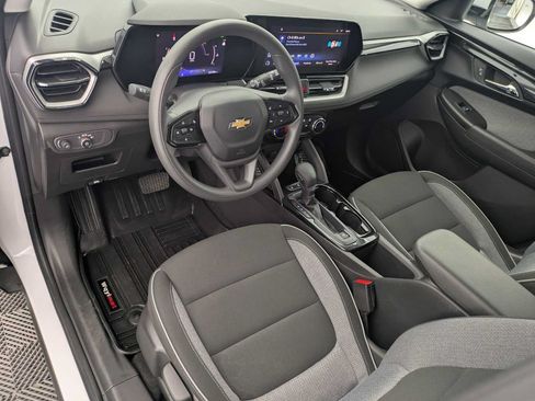 Used 2024 Chevrolet TrailBlazer LT w/ Driver Confidence Package FWD image 2