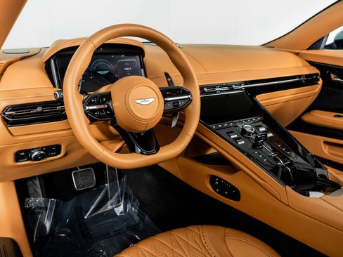 Used 2025 Aston Martin DB12 Convertible image 2