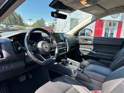 Used 2023 Nissan Pathfinder SL AWD/4WD image 13