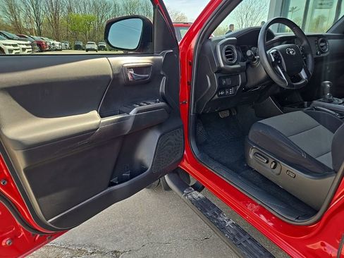 Used 2022 Toyota Tacoma TRD Sport AWD/4WD image 38