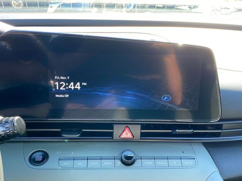 Used 2025 Hyundai Elantra Limited image 21