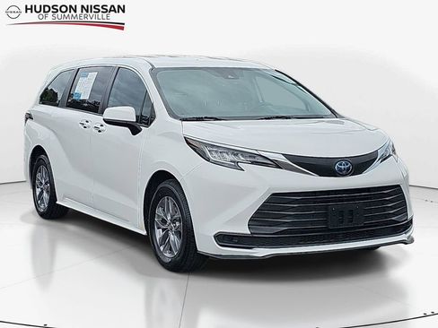 Used 2021 Toyota Sienna LE FWD image 1