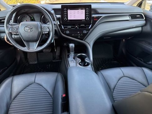 Used 2024 Toyota Camry SE image 4