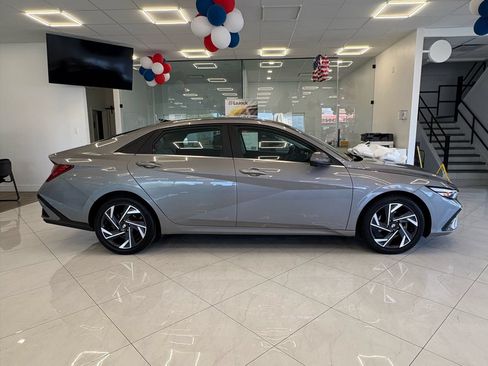 Used 2024 Hyundai Elantra Limited FWD image 5
