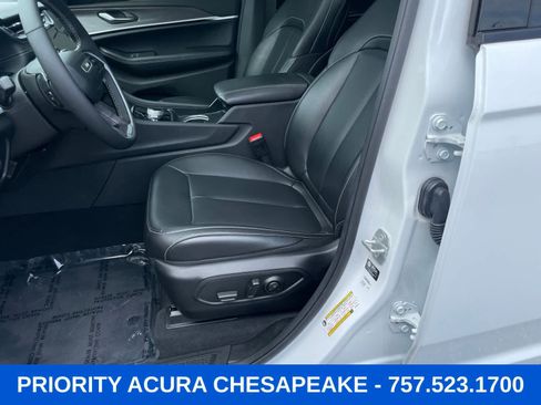 Used 2025 Jeep Grand Cherokee L Limited w/ Black Appearance Package AWD/4WD image 9