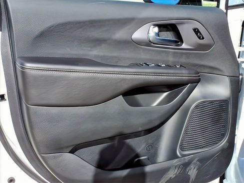 New 2026 Chrysler Pacifica Select image 21