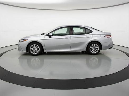 Used 2025 Toyota Camry LE image 5