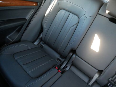 Used 2023 Audi Q5 Premium w/ Convenience Package image 12