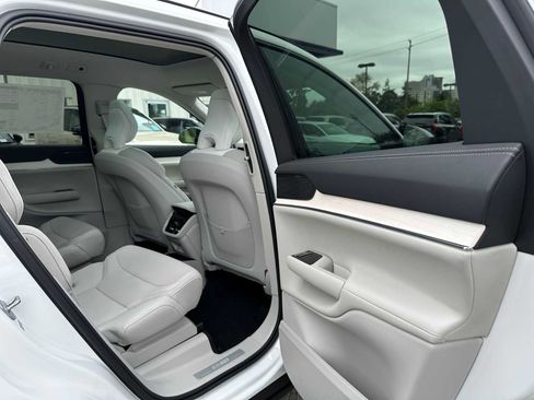 New 2025 Volvo EX90 Plus image 21