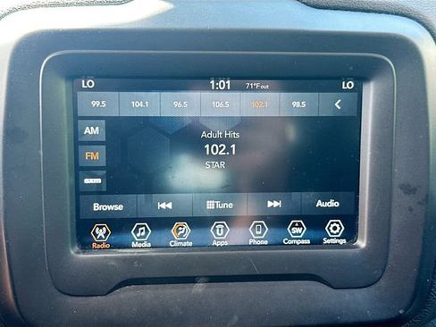 Used 2018 Jeep Renegade Latitude AWD/4WD image 16