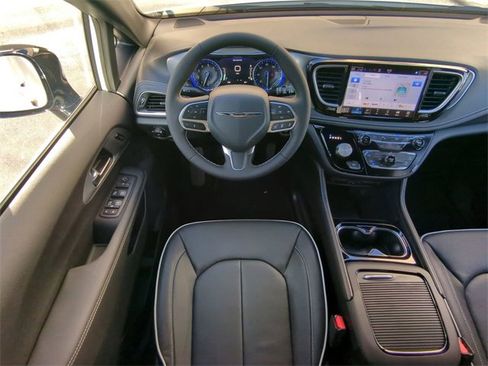 New 2026 Chrysler Pacifica Limited w/ Uconnect Theater Family Group image 22