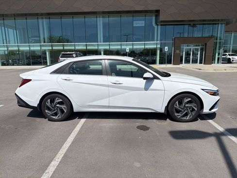 Used 2025 Hyundai Elantra Limited image 7