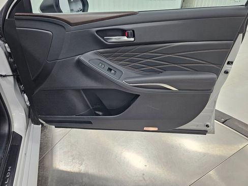 Used 2022 Toyota Avalon Limited image 25