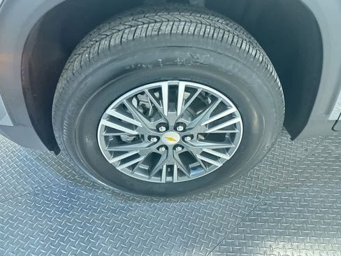 Used 2025 Chevrolet Traverse LT image 10