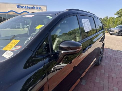 Used 2025 Chrysler Pacifica Limited FWD image 5