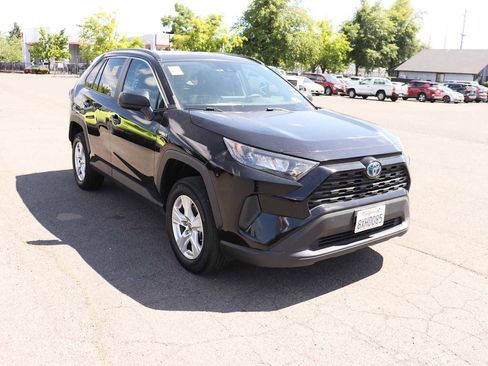 Used 2021 Toyota RAV4 LE AWD/4WD image 3